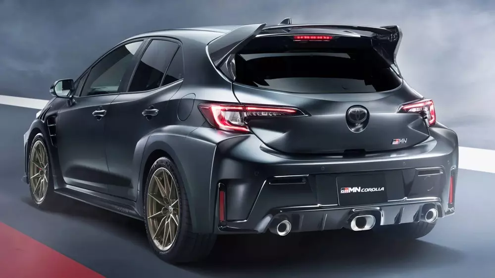 Phía sau Toyota GRMN Corolla xuất hiện 3 ống xả