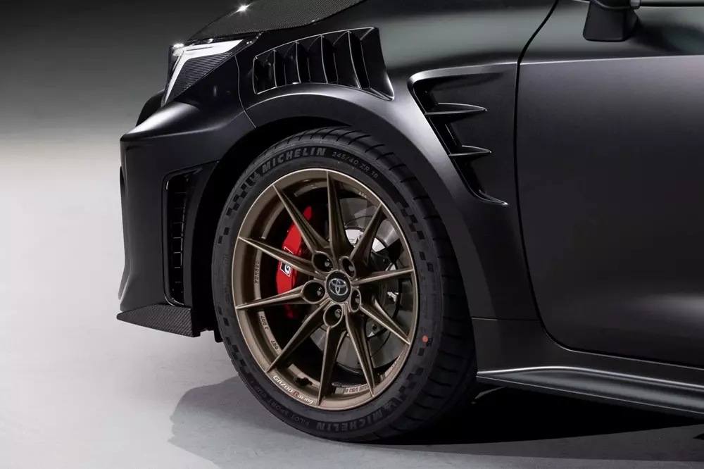Bộ mâm màu đồng nhám đi kèm lốp Michelin Pilot Sport Cup 2 của Toyota GRMN Corolla 