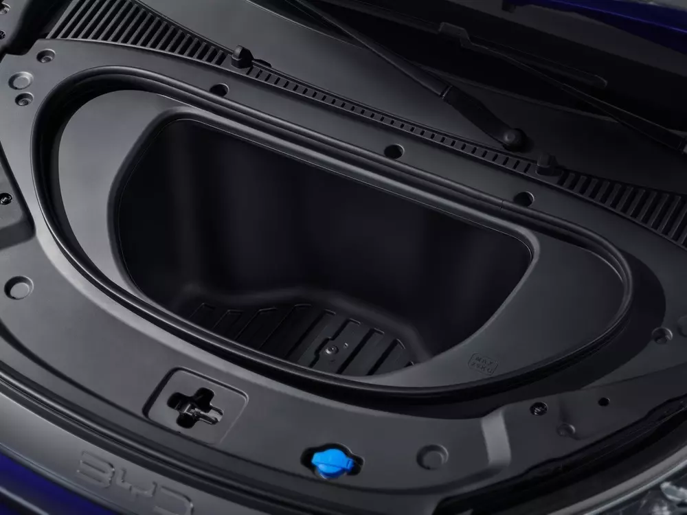 Cốp chứa đồ bên dưới nắp ca-pô của BYD Atto 3 Evo