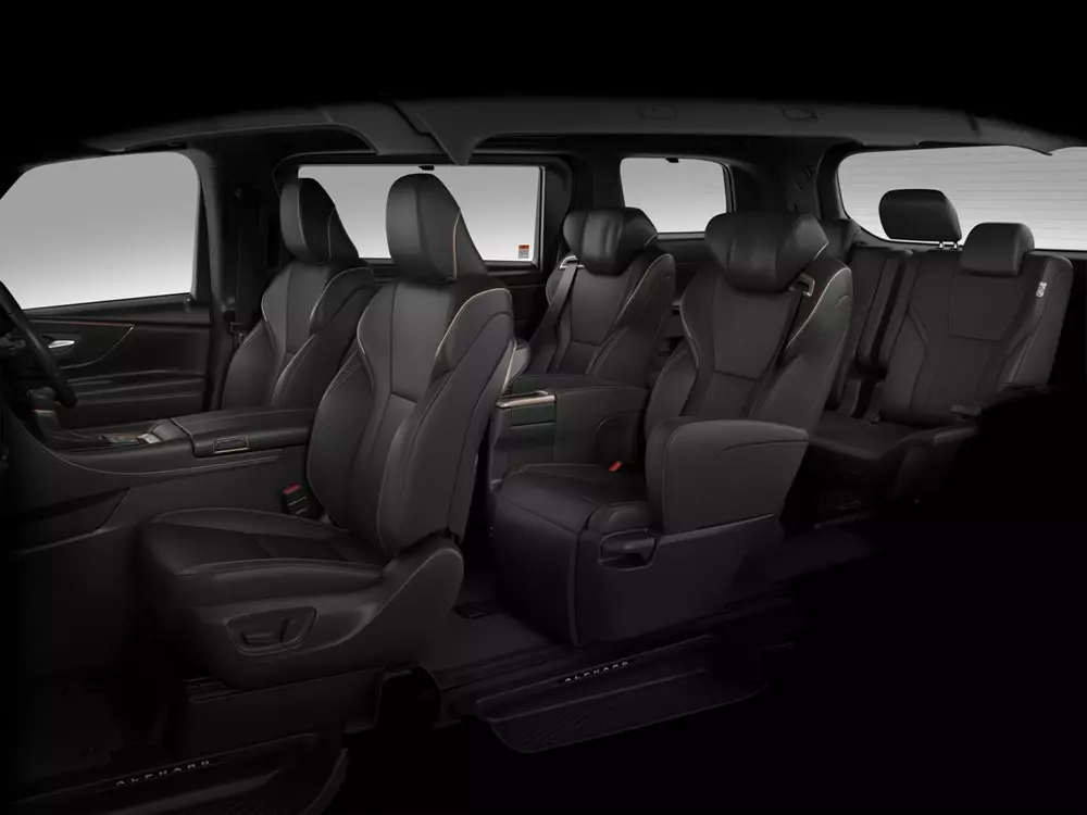 Các chi tiết trang trí nội thất màu đồng là trang bị tiêu chuẩn của Toyota Alphard 2026
