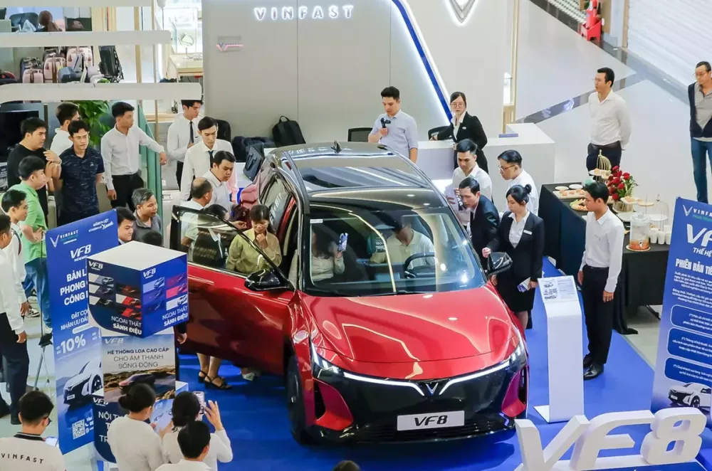 Trong 8 ngày, đã có gần 13.000 người Việt đặt mua VinFast VF 8 thế hệ mới