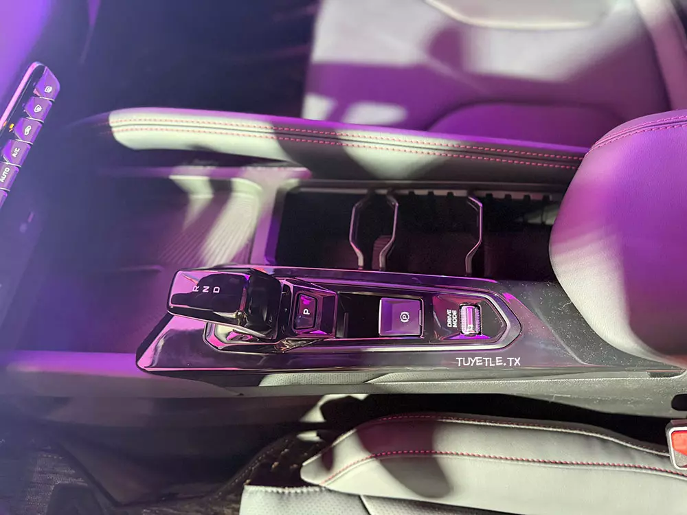 Cụm điều khiển trung tâm của Geely Coolray 2026 Cụm điều khiển trung tâm của Geely Coolray 2026