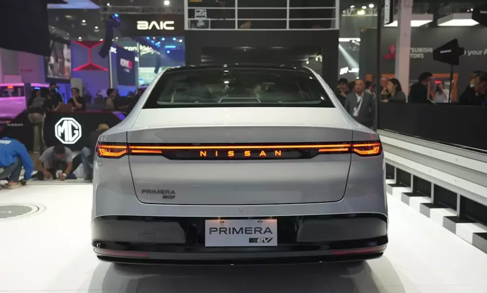 Nissan Primera được trang bị đèn hậu mỏng