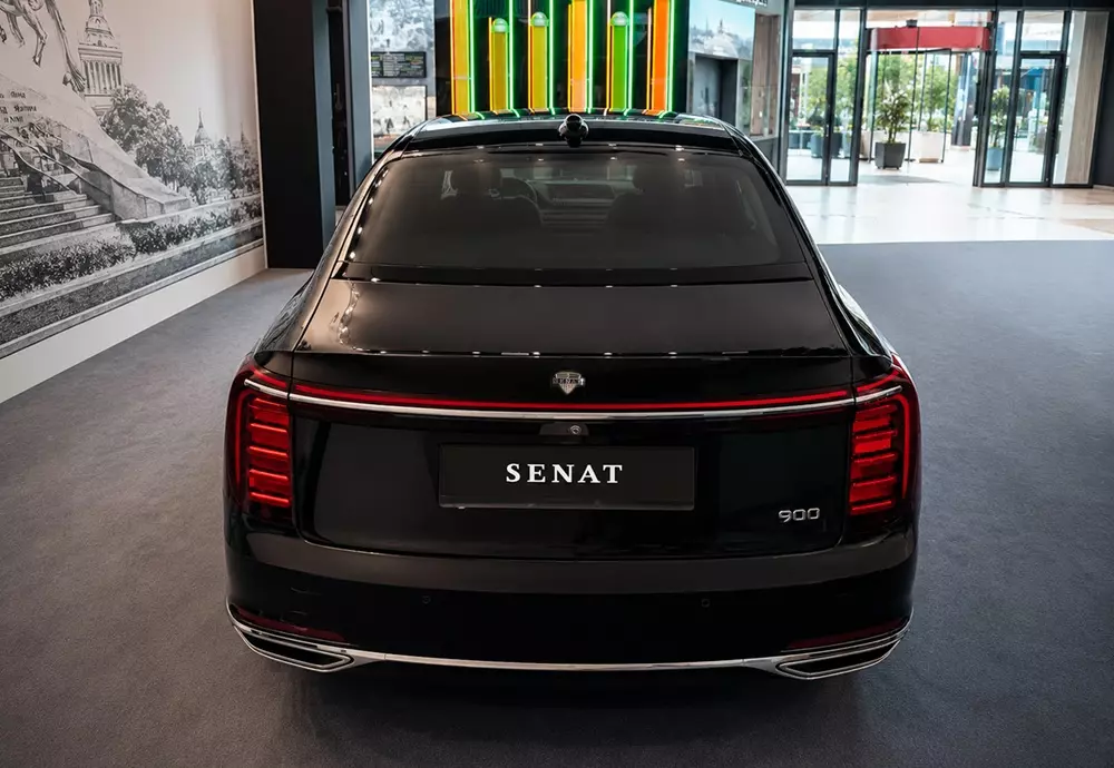Thiết kế phía sau của Senat 900 được bê nguyên từ Hồng Kỳ H9 sang Thiết kế phía sau của Senat 900 được bê nguyên từ Hồng Kỳ H9 sang