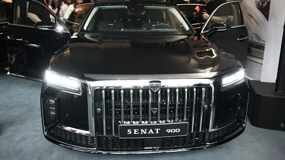 Đầu xe của Senat 900 có một số chi tiết khác biệt so với Hồng Kỳ H9 Đầu xe của Senat 900 có một số chi tiết khác biệt so với Hồng Kỳ H9