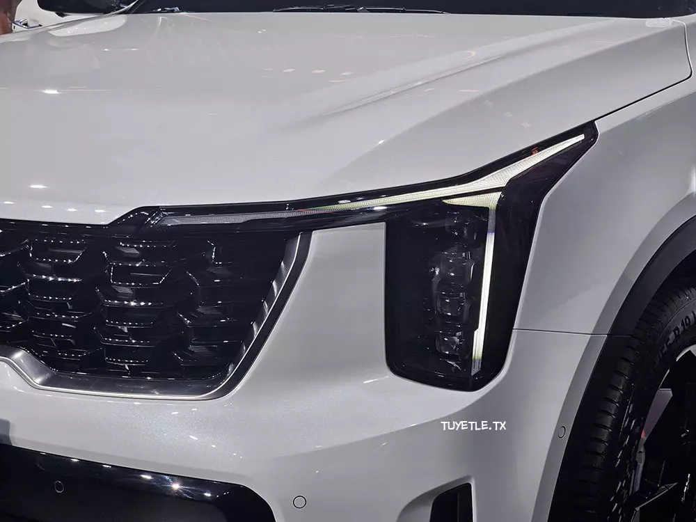 Cận cảnh cụm đèn pha với thiết kế lấy cảm hứng từ bản đồ sao của Kia Sorento Hybrid 2026 Cận cảnh cụm đèn pha với thiết kế lấy cảm hứng từ bản đồ sao của Kia Sorento Hybrid 2026