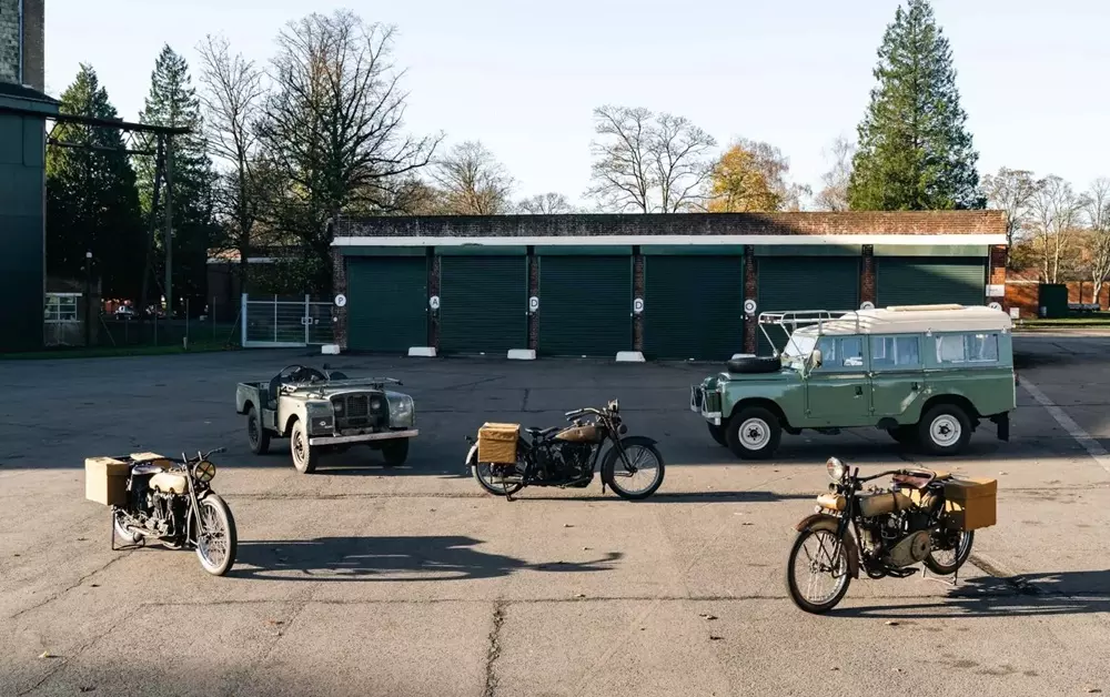Nam diễn viên Aquaman bàn giao 2 chiếc Land Rover và 3 chiếc Harley-Davidson cổ cho công ty Electrogenic