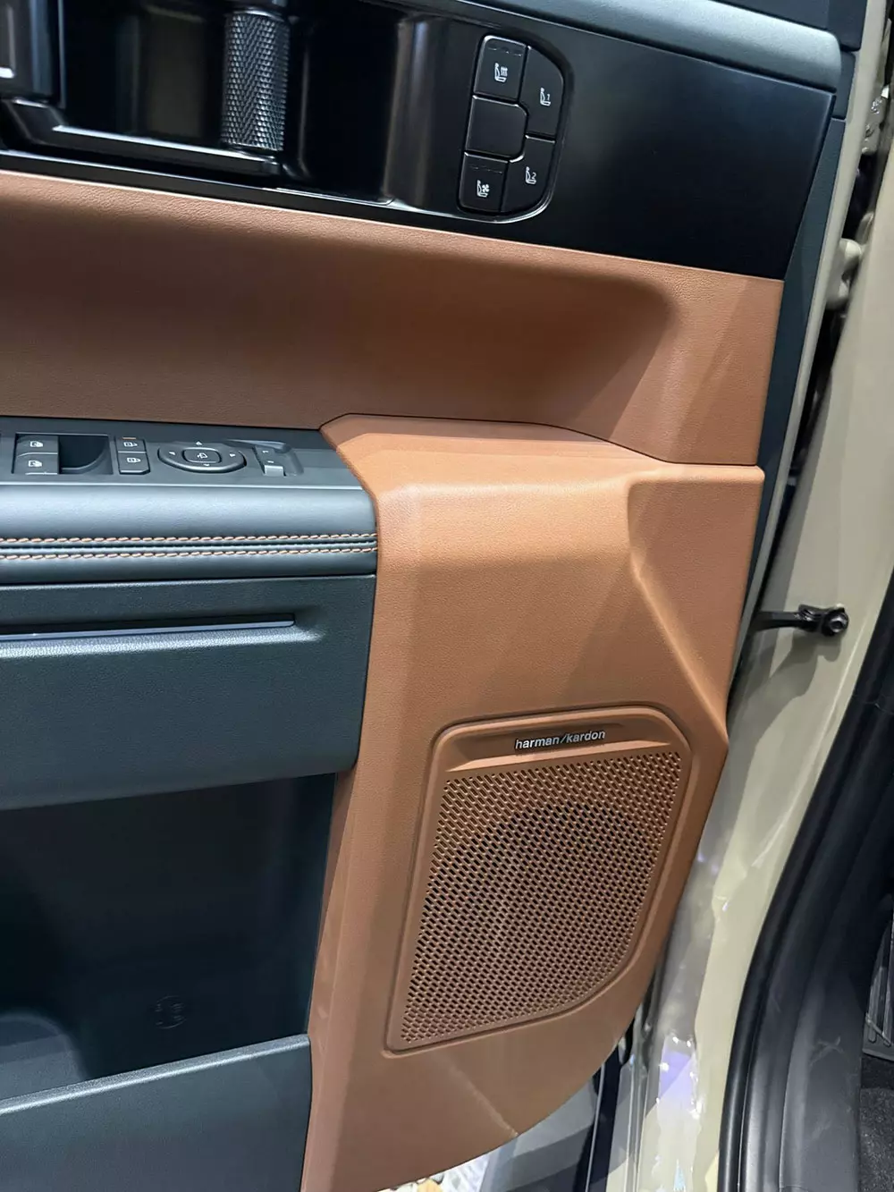 Kia Tasman dùng hệ thống âm thanh Harman Kardon