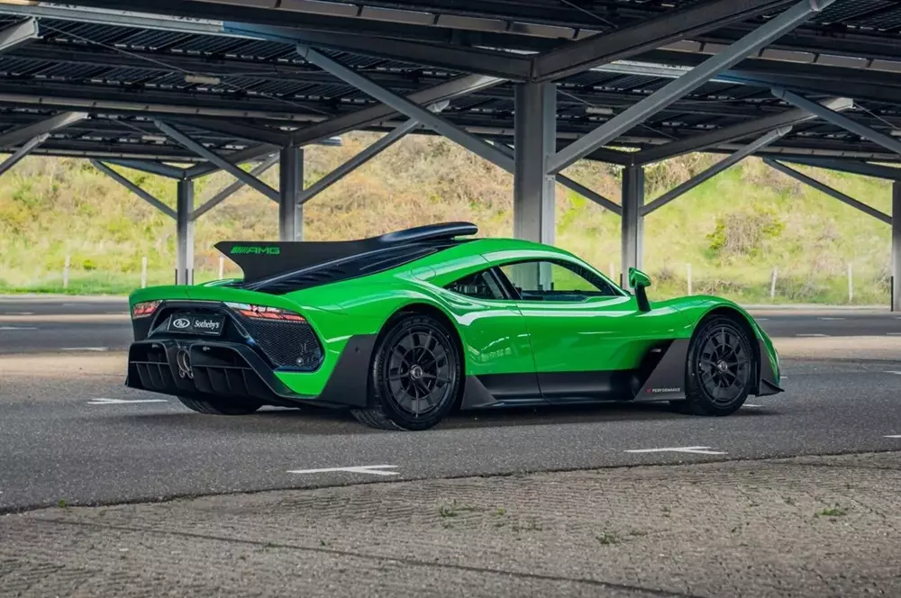 Để bảo dưỡng Mercedes-AMG One, các kỹ thuật viên phải tháo nhiều bộ phận trên xe Để bảo dưỡng Mercedes-AMG One, các kỹ thuật viên phải tháo nhiều bộ phận trên xe