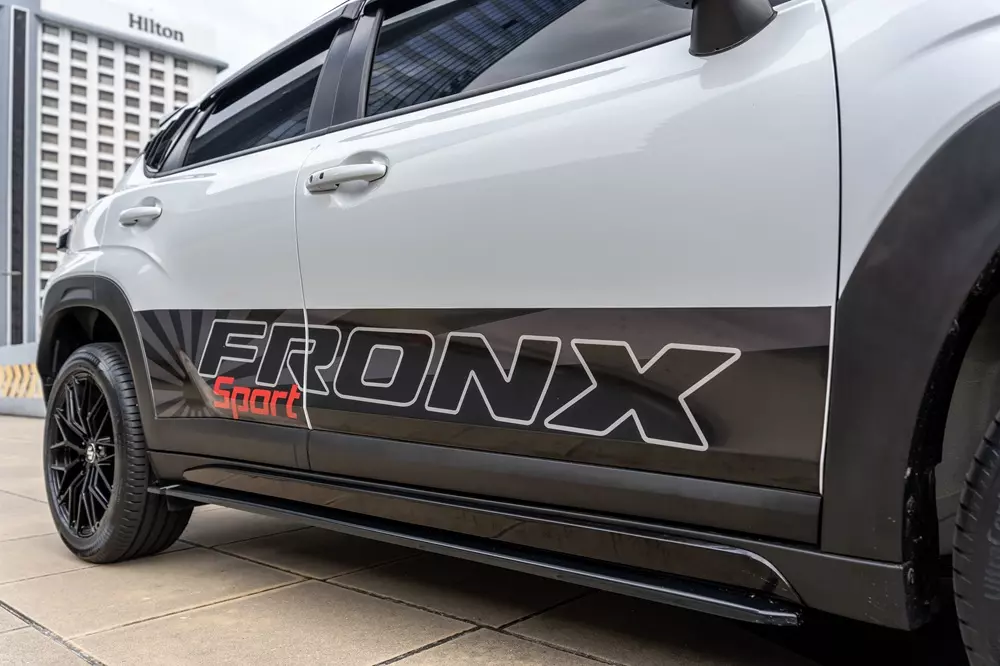 Tem Fronx Sport trên sườn xe của Suzuki Fronx Sport 