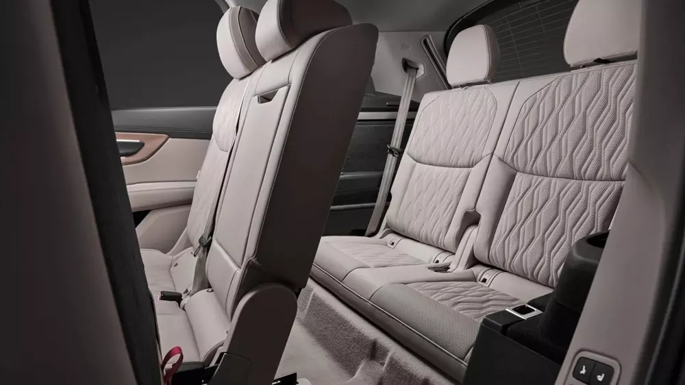 Hàng ghế cuối của Audi Q7 2026 khá chật hẹp