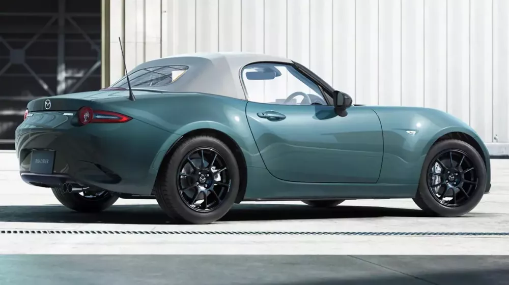 Màu sơn xanh mới của Mazda MX-5 không quá nổi bật nhưng khá đẹp mắt khi kết hợp cùng mâm màu đen Màu sơn xanh mới của Mazda MX-5 không quá nổi bật nhưng khá đẹp mắt khi kết hợp cùng mâm màu đen