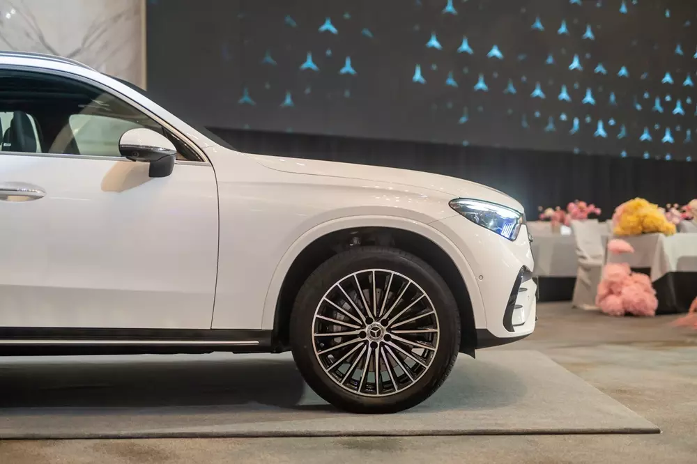 Mercedes-Benz GLC 350e 4Matic được trang bị bộ mâm hợp kim đa chấu bắt mắt Mercedes-Benz GLC 350e 4Matic được trang bị bộ mâm hợp kim đa chấu bắt mắt