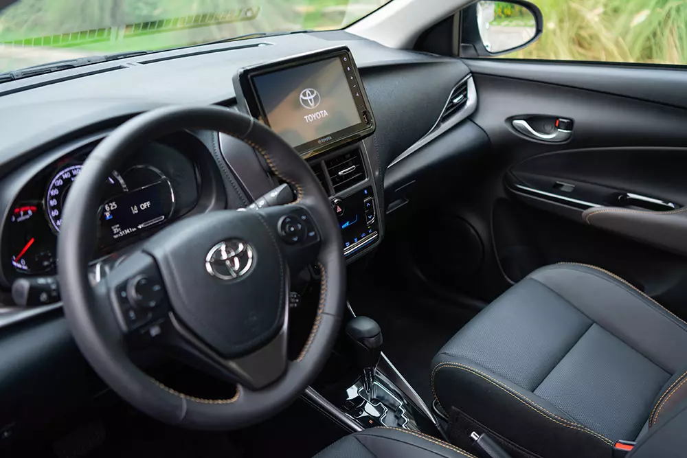 Toyota Vios ghi điểm với khả năng tiết kiệm nhiên liệu cùng chi phí vận hành hợp lý.