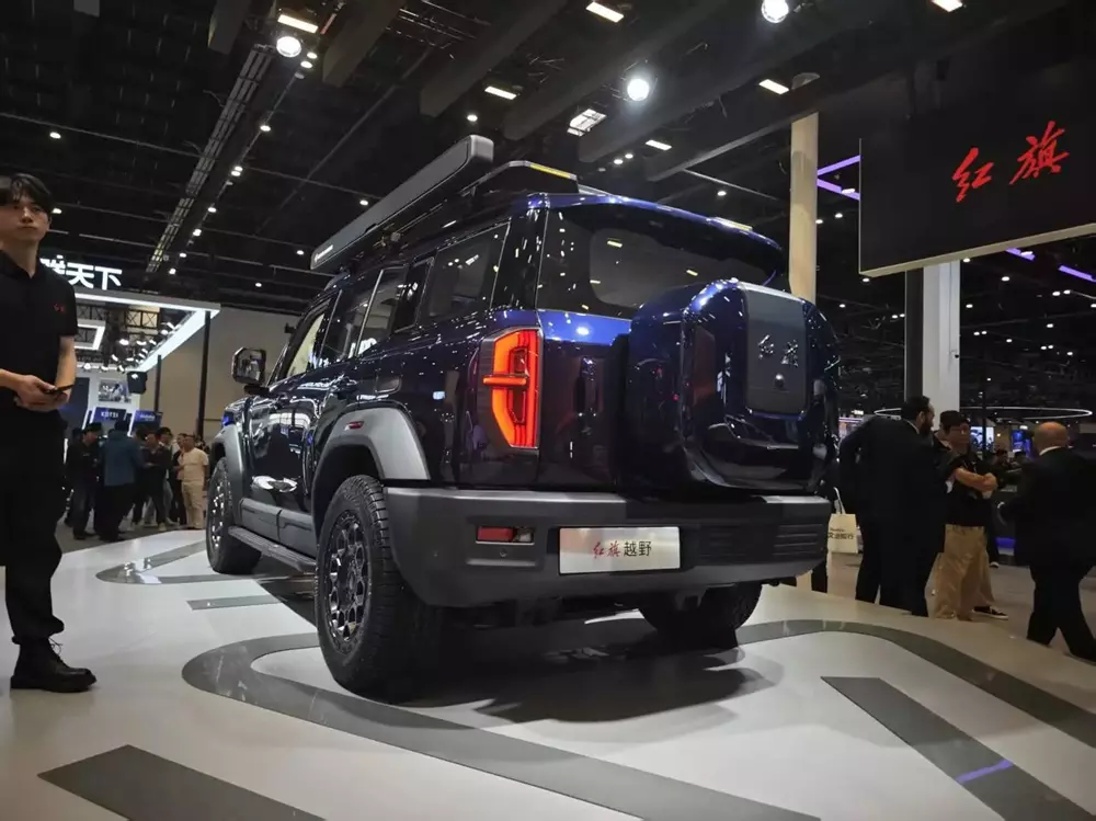 Trên cửa cốp sau của Hongqi G919 có lốp dự phòng Trên cửa cốp sau của Hongqi G919 có lốp dự phòng