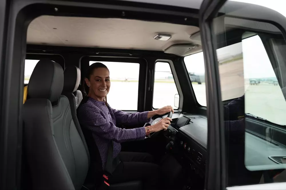 Tổng thống Mexico cầm lái chiếc Olinia Uno Tổng thống Mexico cầm lái chiếc Olinia Uno