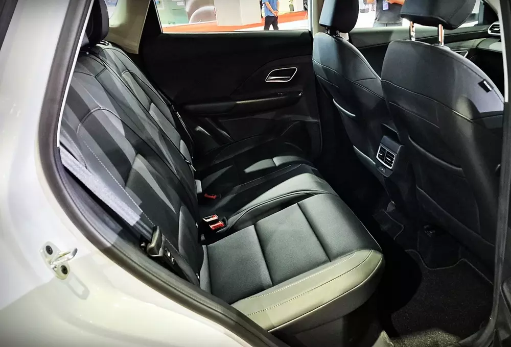 Hàng ghế sau của MG ZS Hybrid+ không quá chật chội Hàng ghế sau của MG ZS Hybrid+ không quá chật chội
