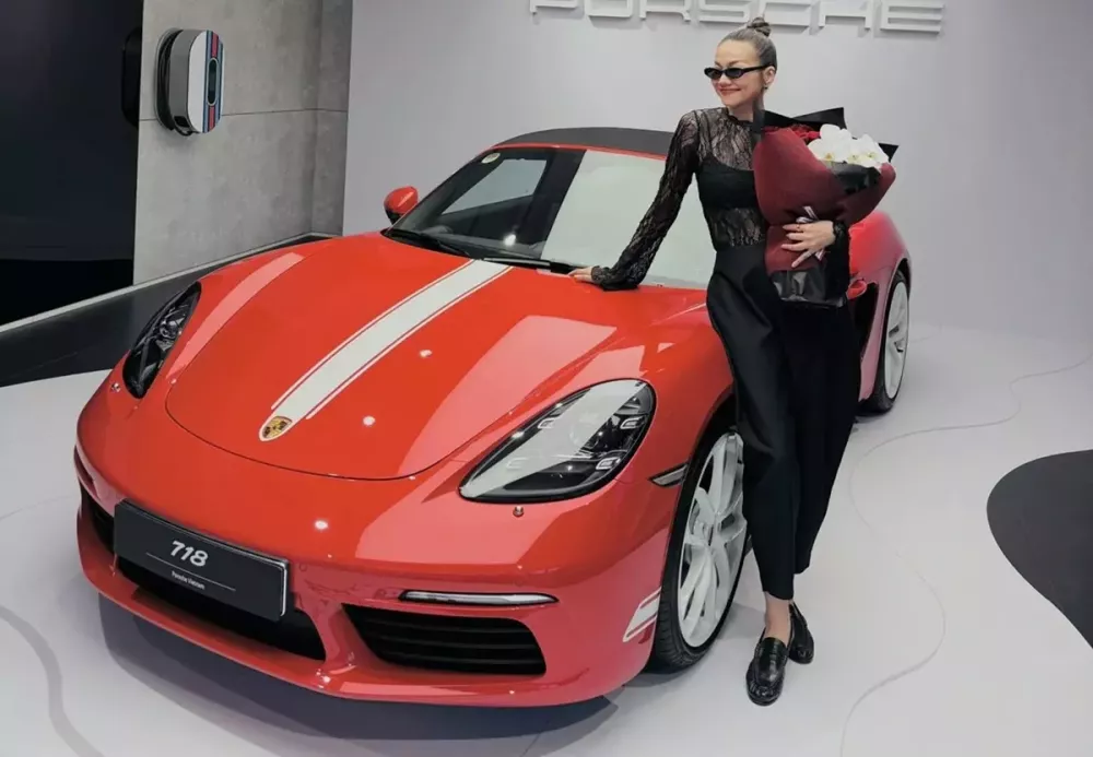 Siêu mẫu Thanh Hằng tậu xe mui trần Porsche 718 Boxster giá hơn 5 tỷ đồng Siêu mẫu Thanh Hằng tậu xe mui trần Porsche 718 Boxster giá hơn 5 tỷ đồng