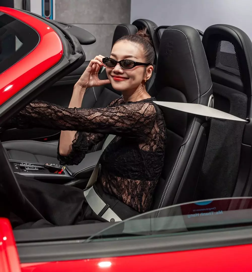 Chiếc Porsche 718 Boxster Style Edition của Thanh Hằng sở hữu nội thất đen với những điểm nhấn màu trắng Chiếc Porsche 718 Boxster Style Edition của Thanh Hằng sở hữu nội thất đen với những điểm nhấn màu trắng