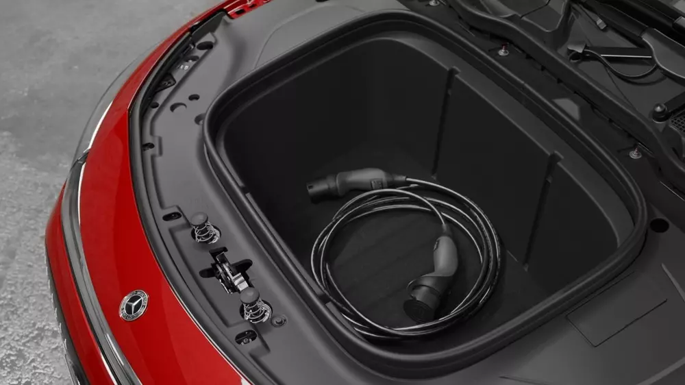 Khoang hành lý bên dưới nắp ca-pô của Mercedes-Benz CLA 200 electric