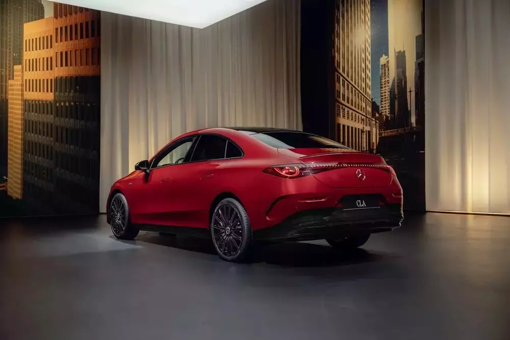 Mercedes-Benz CLA 200 electric sở hữu cụm đèn hậu với đồ họa ngôi sao 3 cánh bên trong