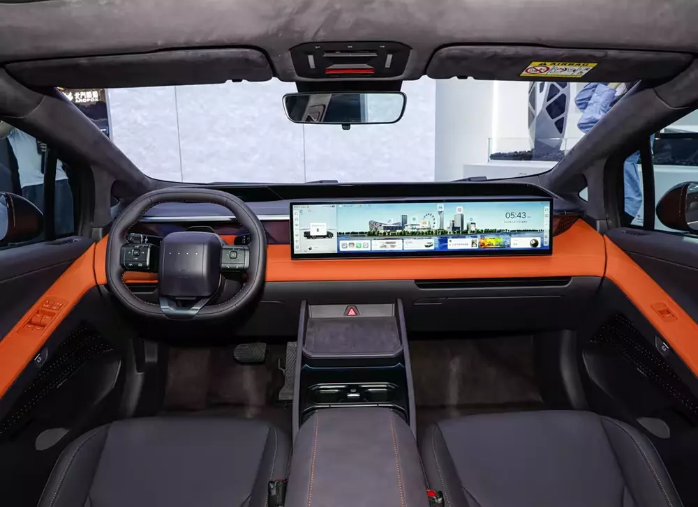 Khoang lái của Hyundai Ioniq V với màn hình trải dài trên mặt táp-lô Khoang lái của Hyundai Ioniq V với màn hình trải dài trên mặt táp-lô