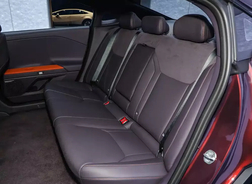 Hàng ghế sau của Hyundai Ioniq V rất rộng rãi nhờ chiều dài cơ sở 2.900 mm Hàng ghế sau của Hyundai Ioniq V rất rộng rãi nhờ chiều dài cơ sở 2.900 mm