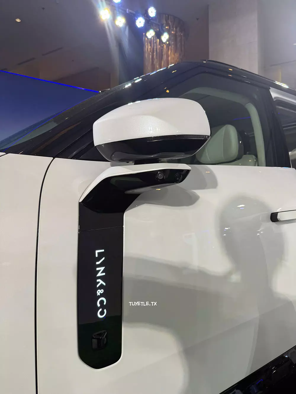 Lynk & Co 900 sở hữu gương chiếu hậu nằm trên cửa và nẹp trang trí tích hợp tên thương hiệu cũng như một số cảm biến ở chắn bùn trước Lynk & Co 900 sở hữu gương chiếu hậu nằm trên cửa và nẹp trang trí tích hợp tên thương hiệu cũng như một số cảm biến ở chắn bùn trước