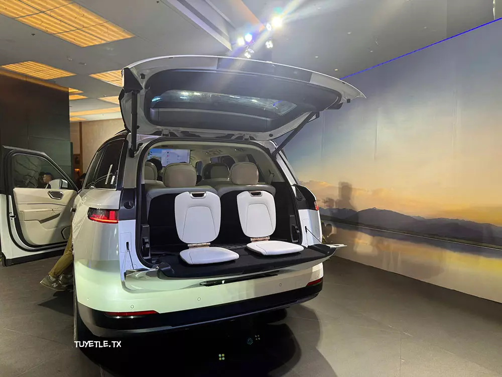 Cửa cốp sau của Lynk & Co 900 mở kiểu tách đôi gợi liên tưởng đến Rolls-Royce Cullinan Cửa cốp sau của Lynk & Co 900 mở kiểu tách đôi gợi liên tưởng đến Rolls-Royce Cullinan