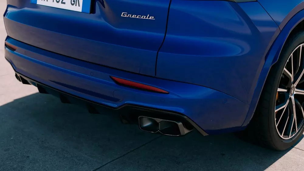Maserati Grecale Modena V6 có cặp ống xả kép phía sau Maserati Grecale Modena V6 có cặp ống xả kép phía sau