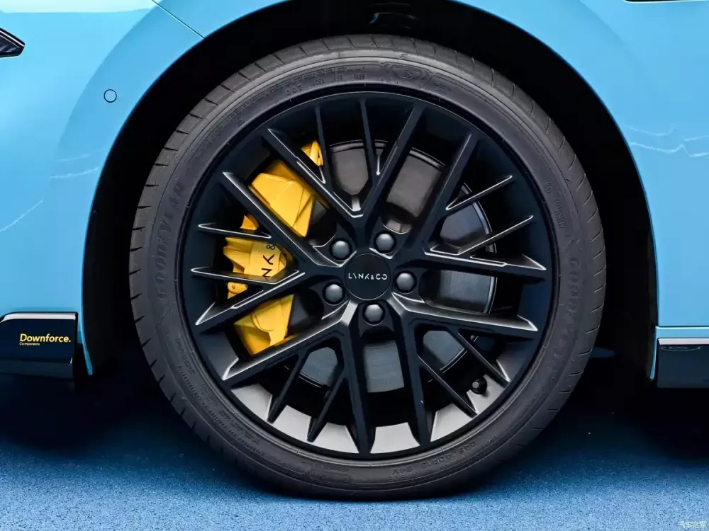 Lynk & Co 07 GT dùng mâm 19 inch và cùm phanh 4 piston Lynk & Co 07 GT dùng mâm 19 inch và cùm phanh 4 piston