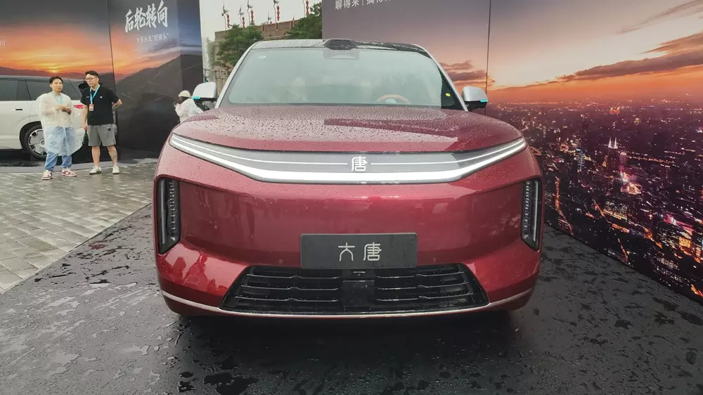 BYD Datang có cả phiên bản dẫn động 1 cầu và 2 cầu