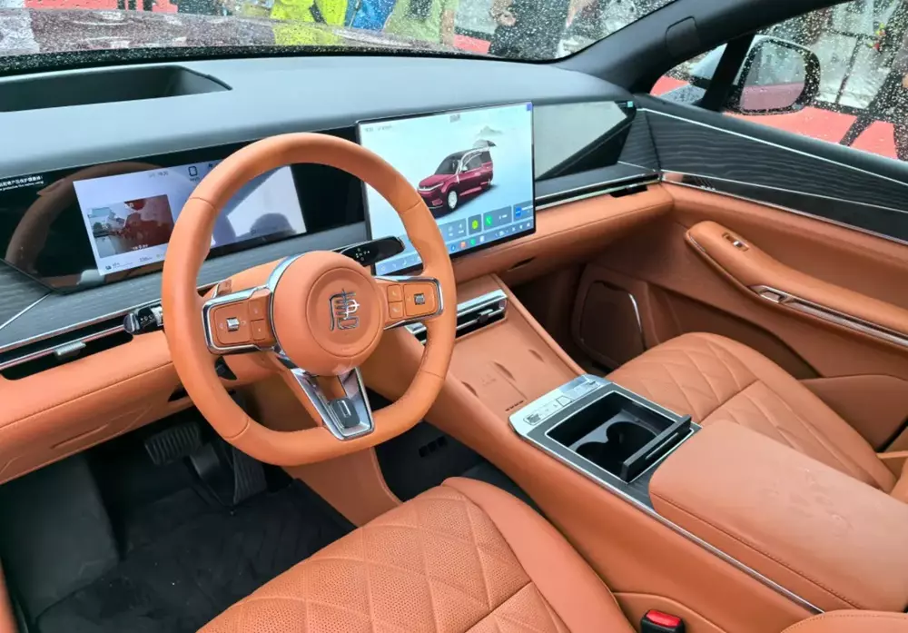 Khoang lái của BYD Datang