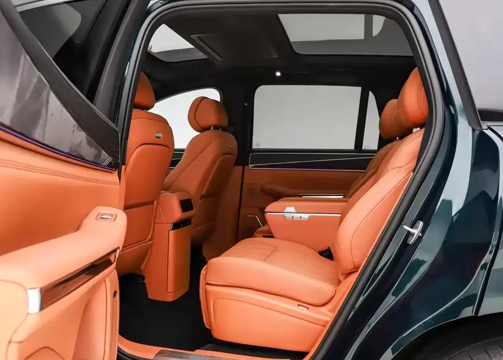 Hàng ghế thứ hai của BYD Datang đi kèm 2 ghế thương gia