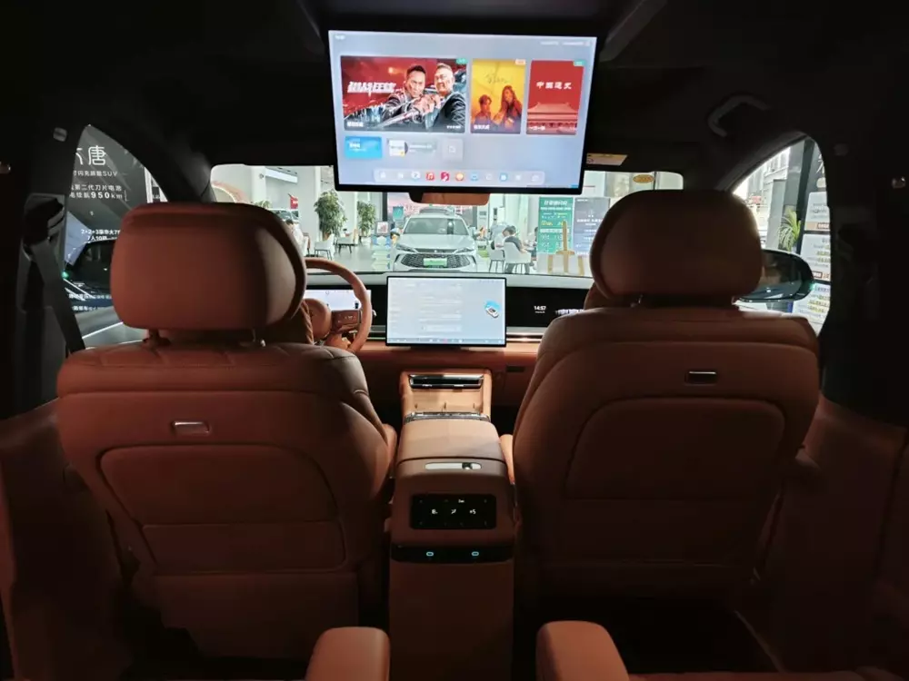 Hàng ghế thứ hai của BYD Datang đi kèm màn hình giải trí treo trần