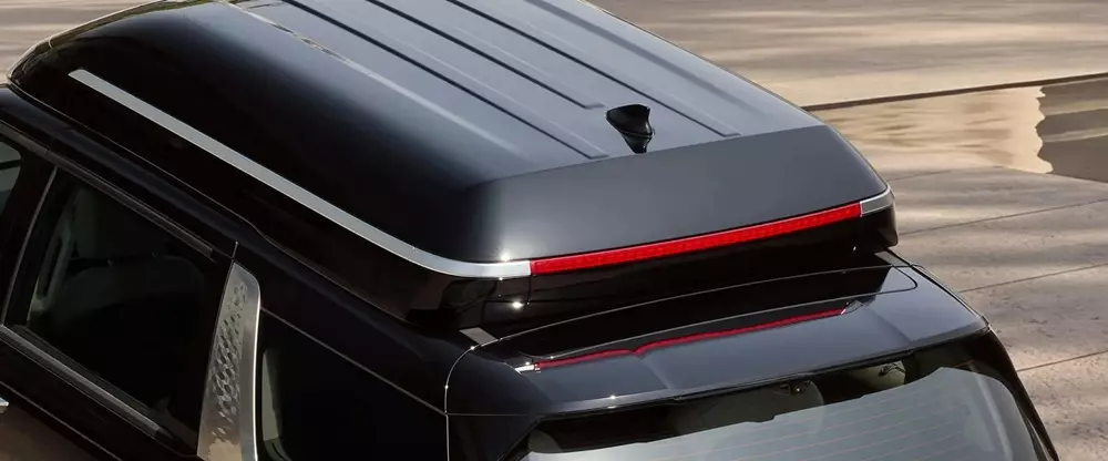 Phần nóc nâng cao của Kia Carnival High Roof có đèn phanh phía sau Phần nóc nâng cao của Kia Carnival High Roof có đèn phanh phía sau