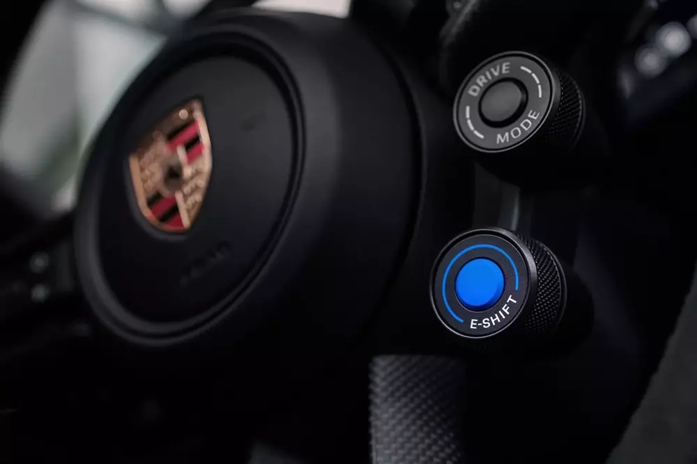 Công nghệ E-Shift của Porsche Taycan 2027 mang đến trải nghiệm tương tác trực tiếp hơn giữa người lái và xe Công nghệ E-Shift của Porsche Taycan 2027 mang đến trải nghiệm tương tác trực tiếp hơn giữa người lái và xe