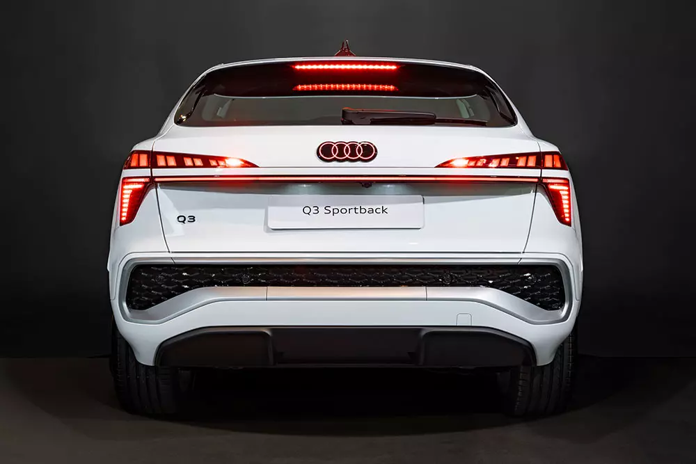 Hệ thống đèn LED phía sau của Audi Q3 2026 cũng là đặc điểm nhận diện cho xe. Hệ thống đèn LED phía sau của Audi Q3 2026 cũng là đặc điểm nhận diện cho xe.