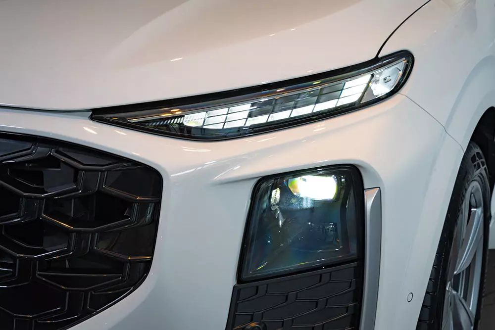 Cận cảnh hệ thống đèn trước của Audi Q3 mới Cận cảnh hệ thống đèn trước của Audi Q3 mới