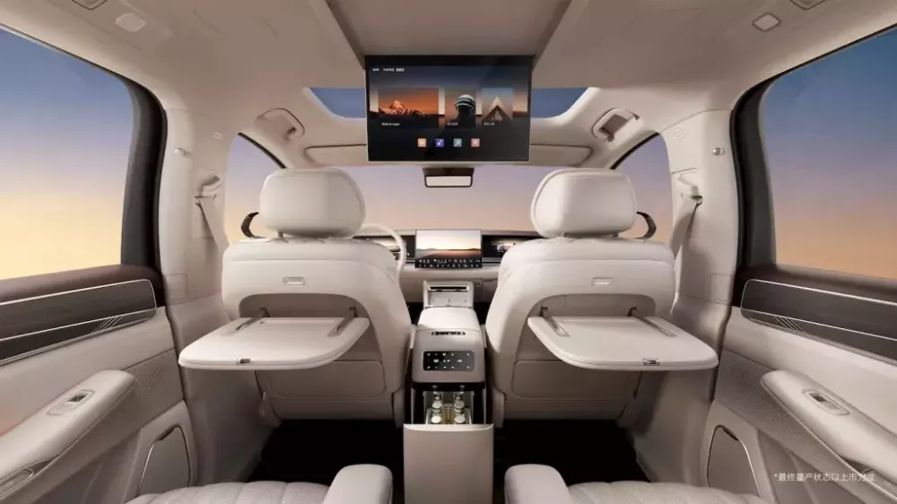 Hành khách ngồi phía sau của BYD Datang có thể giải trí bằng màn hình treo trần