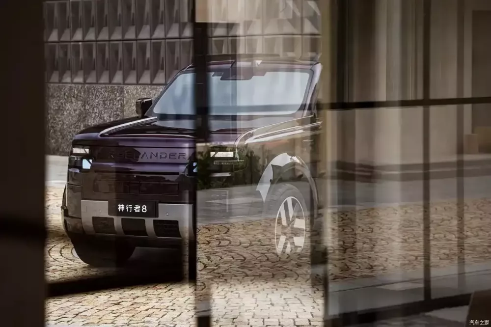 Freelander 8 First Edition sở hữu ốp cản trước/sau màu bạc