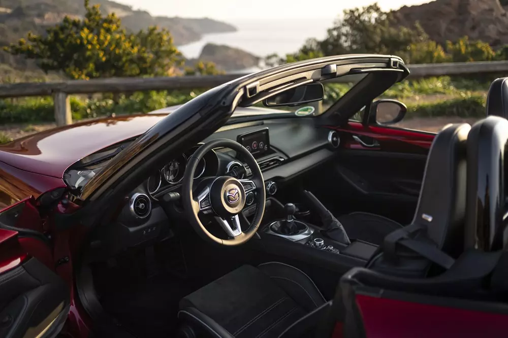 Khoang lái của Mazda MX-5