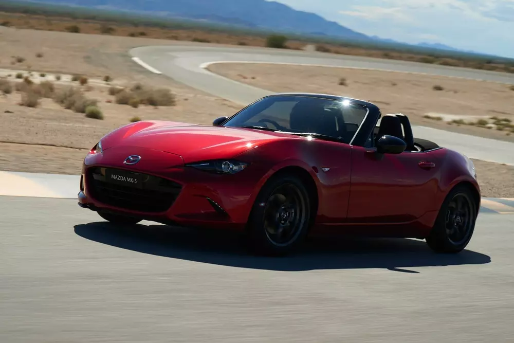 Mazda MX-5 tại Việt Nam có 3 phiên bản, bao gồm 2 bản mui mềm và 1 bản mui cứng