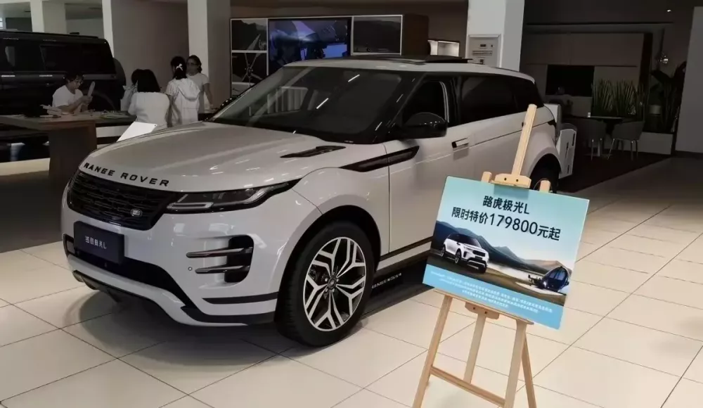 Bị ngừng sản xuất, SUV hạng sang Range Rover Evoque L mới được giảm giá sốc để xả hàng Bị ngừng sản xuất, SUV hạng sang Range Rover Evoque L mới được giảm giá sốc để xả hàng