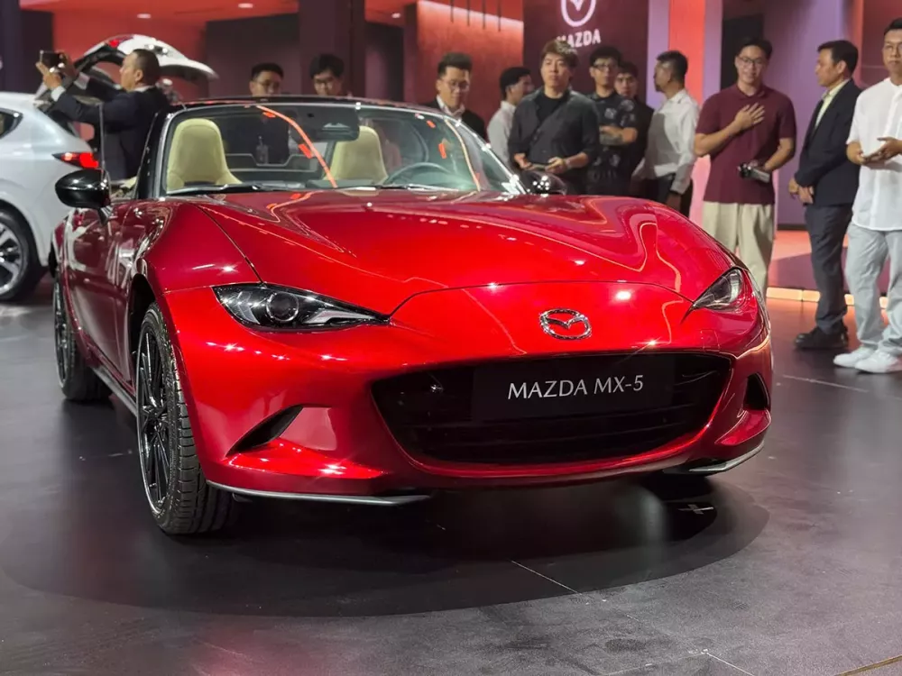 Thiết kế ngoại thất của Mazda MX-5 ở hai phiên bản không khác biệt nhiều Thiết kế ngoại thất của Mazda MX-5 ở hai phiên bản không khác biệt nhiều