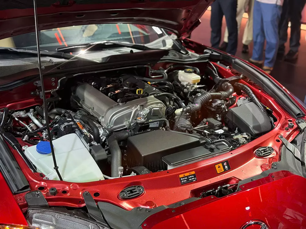 Mazda MX-5 dùng động cơ xăng 2.0L. Mazda MX-5 dùng động cơ xăng 2.0L.
