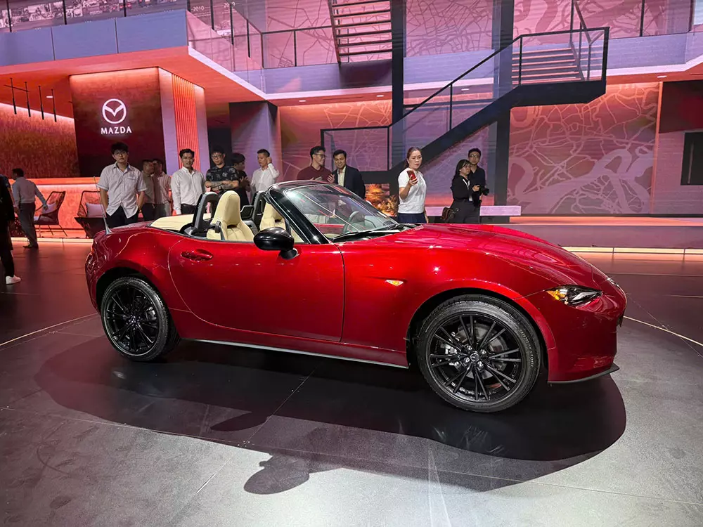 Mazda MX-5 có kích thước khá nhỏ Mazda MX-5 có kích thước khá nhỏ