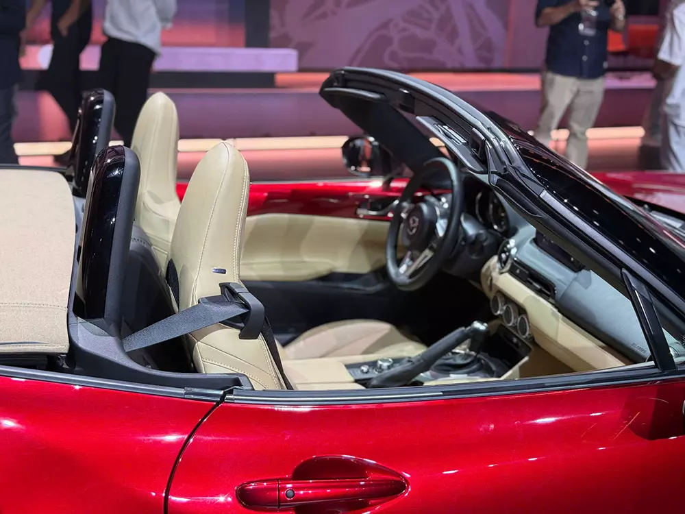 Mazda MX-5 chỉ sở hữu nội thất 2 chỗ ngồi Mazda MX-5 chỉ sở hữu nội thất 2 chỗ ngồi