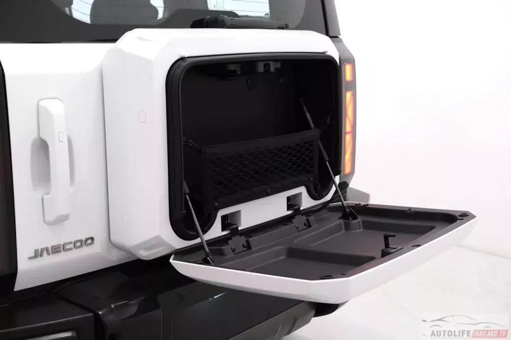 Trên cửa cốp sau của Jaecoo J6T REEV có hộp chứa đồ bổ sung
