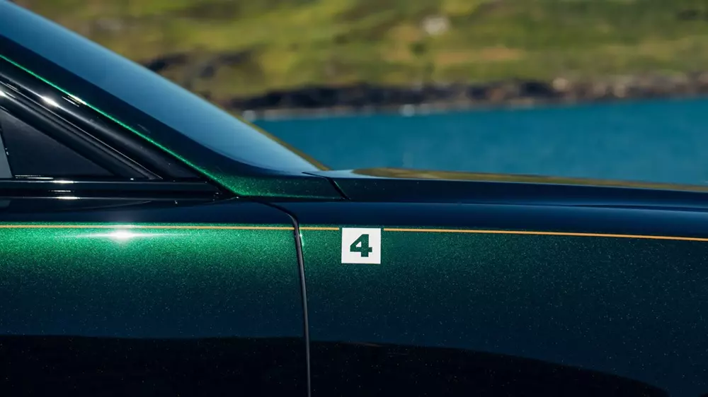 Rolls-Royce Black Badge Ghost Tourist Trophy được sơn màu xanh đậm với đường coachline màu nâu